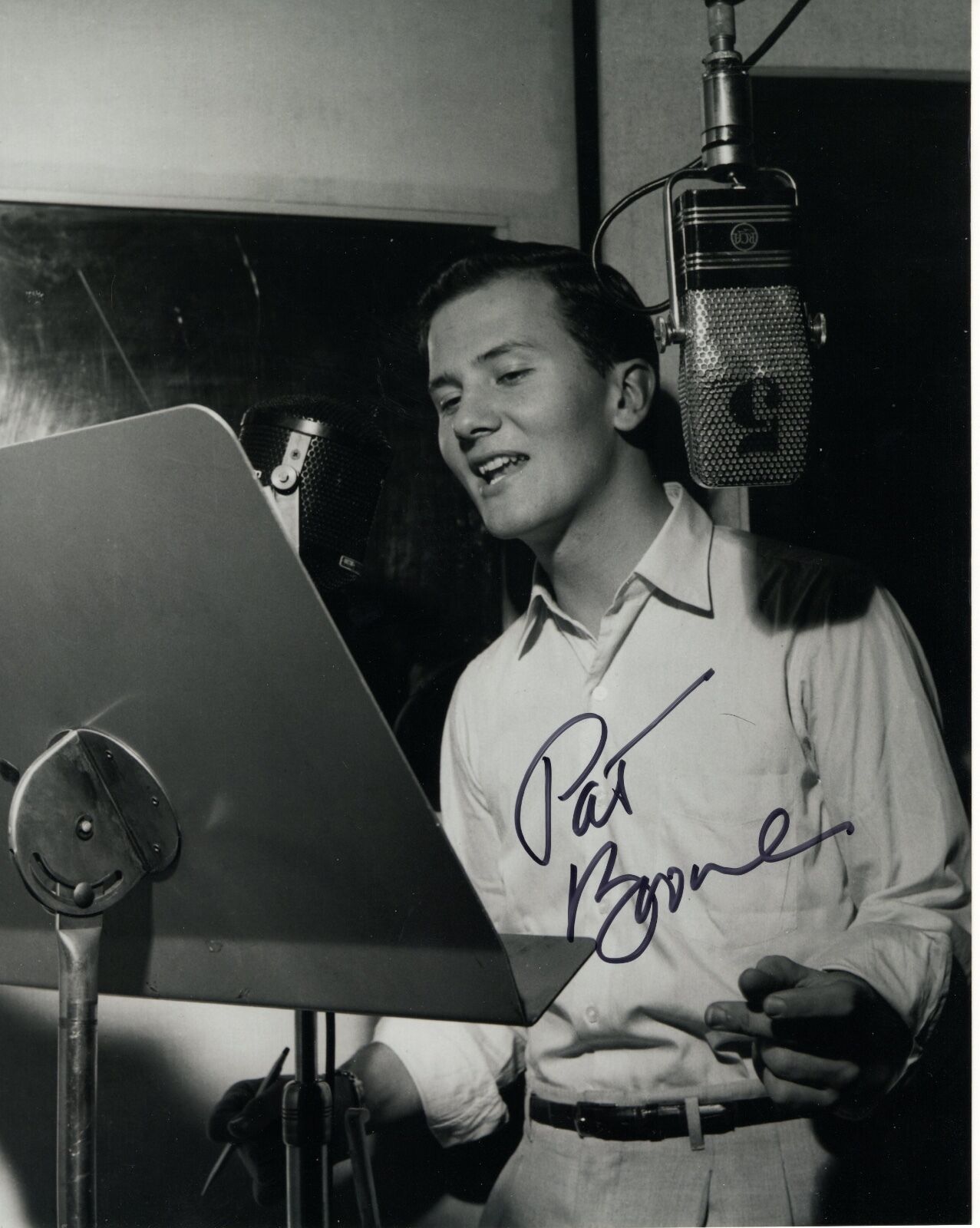 PAT BOONE HAND SIGNED 8×10 PHOTO+COA AMAZING POSE HANDSOME YOUNG SINGER COLLECTIBLE MEMORABILIA