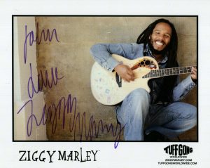 ZIGGY MARLEY HAND SIGNED 8×10 COLOR PHOTO+COA AWESOME POSE+GUITAR TO JOHN COLLECTIBLE MEMORABILIA