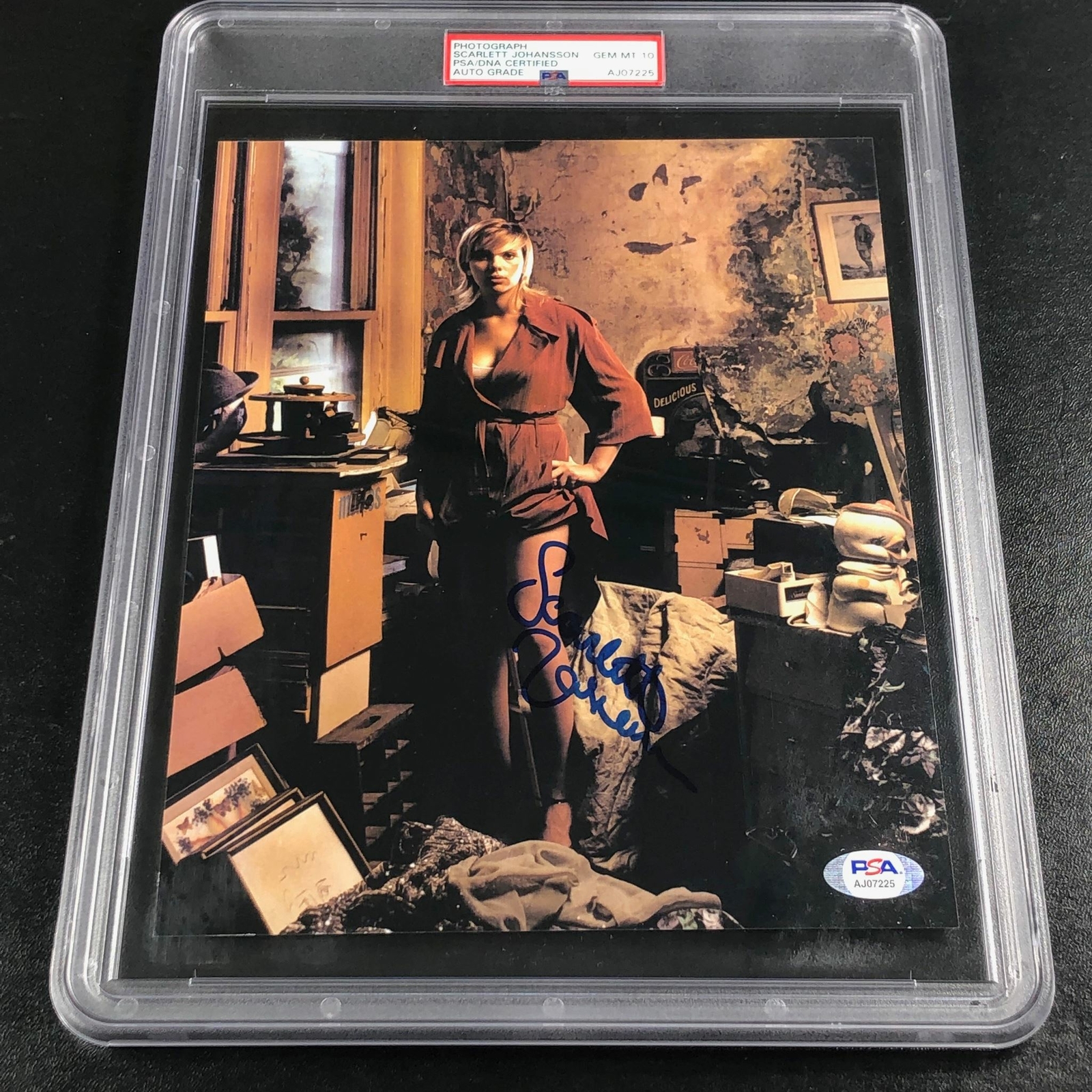 SCARLETT JOHANSSON SIGNED 8×10 PHOTO PSA ENCAPSULATED AUTO 10 GEM MINT BLACK WID COLLECTIBLE MEMORABILIA