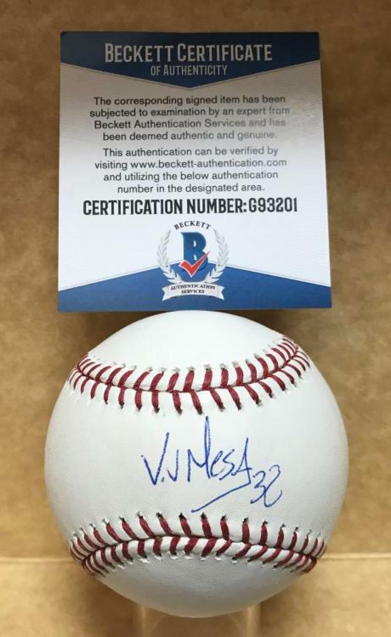 VICTOR VICTOR MESA MIAMI MARLINS SIGNED M.L. BASEBALL BECKETT G93201