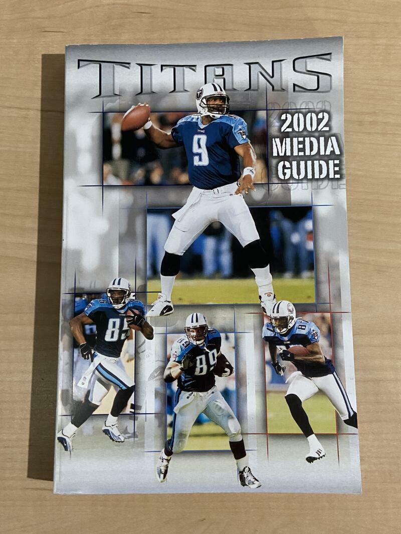 2002 TENNESSEE TITANS MEDIA GUIDE WITH STEVE MCNAIR COVER 431 PAGES COLLECTIBLE MEMORABILIA