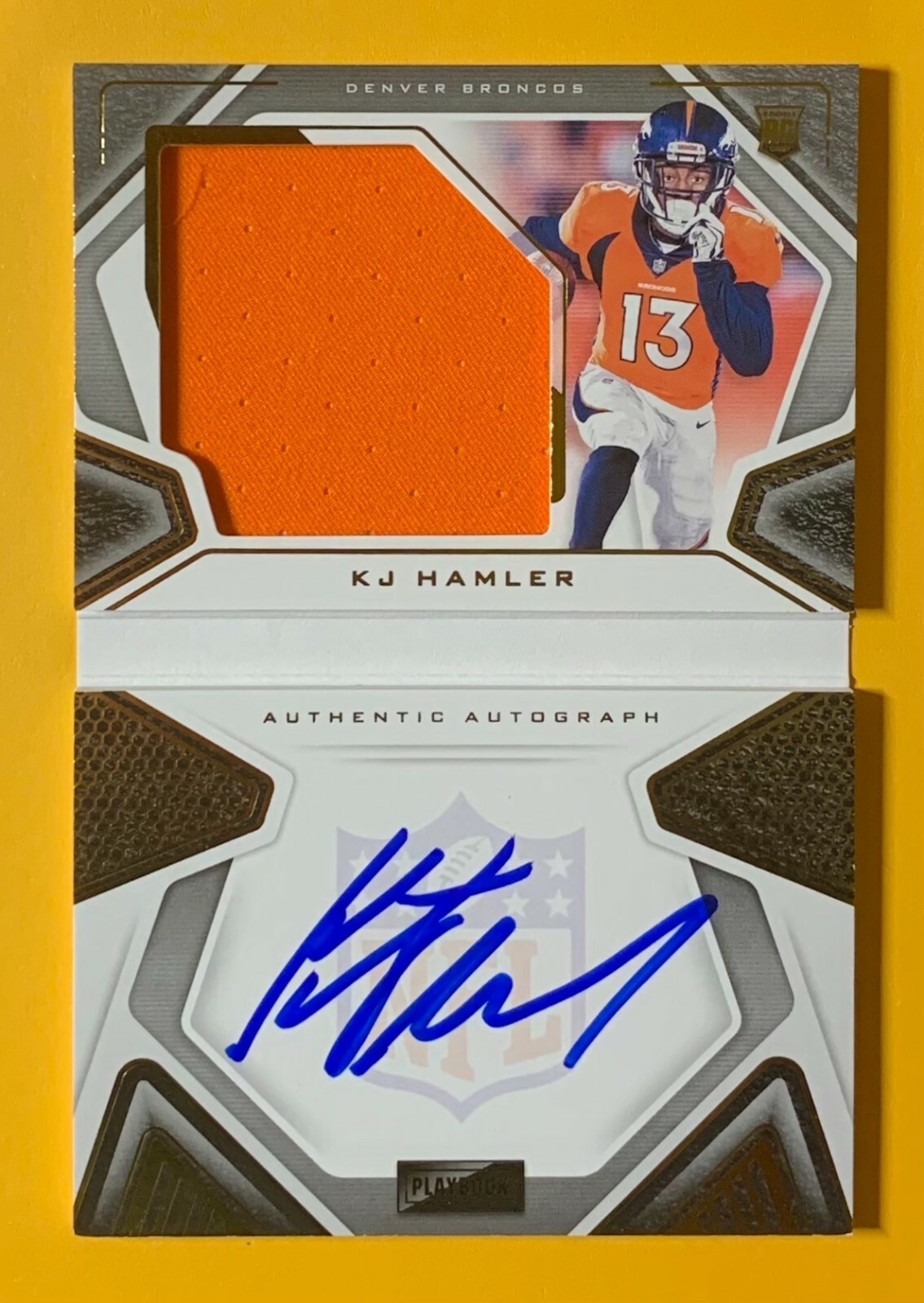 2020 PANINI PLAYBOOK KJ HAMLER ROOKIE BOOKLET RELIC AUTO /99 #220 BRONCOS