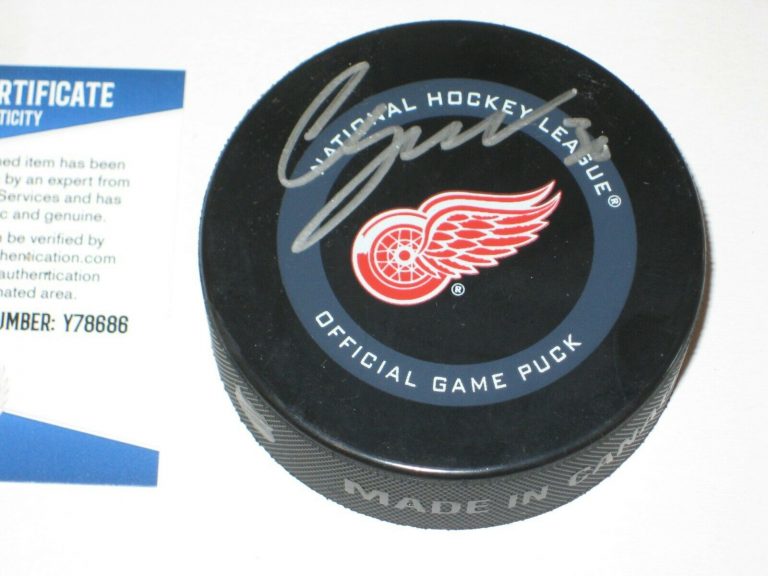 CHRIS OSGOOD SIGNED DETROIT RED WINGS OFFICIAL GAME PUCK W/ BECKETT COA COLLECTIBLE MEMORABILIA