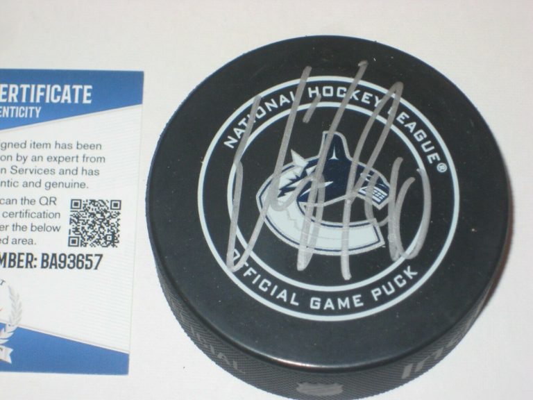 ELIAS PETTERSSON SIGNED VANCOUVER CANUCKS OFFICIAL GAME PUCK W/ BECKETT COA COLLECTIBLE MEMORABILIA