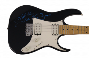 GARTH BROOKS SIGNED AUTOGRAPH FULL SIZE ELECTRIC GUITAR – COUNTRY LEGEND W/ JSA COLLECTIBLE MEMORABILIA
