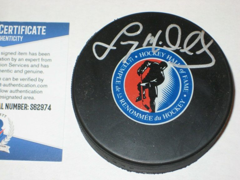 LANNY MCDONALD (CALGARY FLAMES) SIGNED HOCKEY HALL OF FAME PUCK W/ BECKETT COA COLLECTIBLE MEMORABILIA
