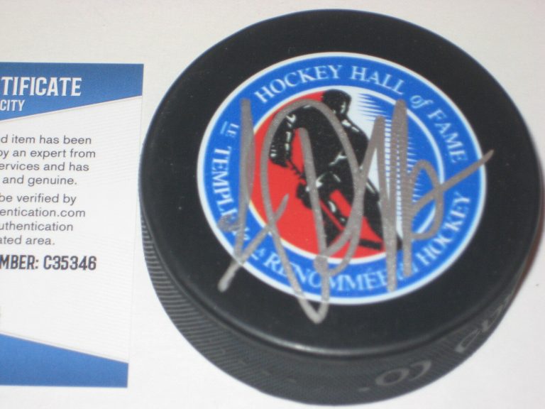 LUC ROBITAILLE (L.A. KINGS) SIGNED HALL OF FAME PUCK W/ BECKETT COA COLLECTIBLE MEMORABILIA