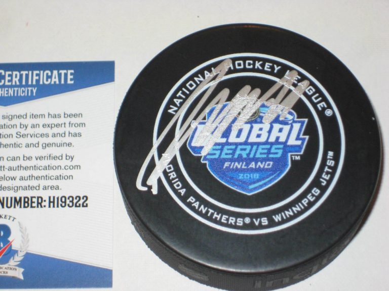 PATRIK LAINE SIGNED 2018 GLOBAL SERIES OFFICIAL GAME PUCK W/ BECKETT COA COLLECTIBLE MEMORABILIA