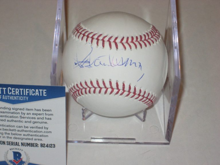 PLACIDO DOMINGO (OPERA SINGER) SIGNED OFFICIAL MLB BASEBALL W/ BECKETT COA COLLECTIBLE MEMORABILIA