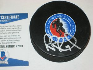 ROB BLAKE (L.A. KINGS) SIGNED HOCKEY HALL OF FAME PUCK W/ BECKETT COA COLLECTIBLE MEMORABILIA
