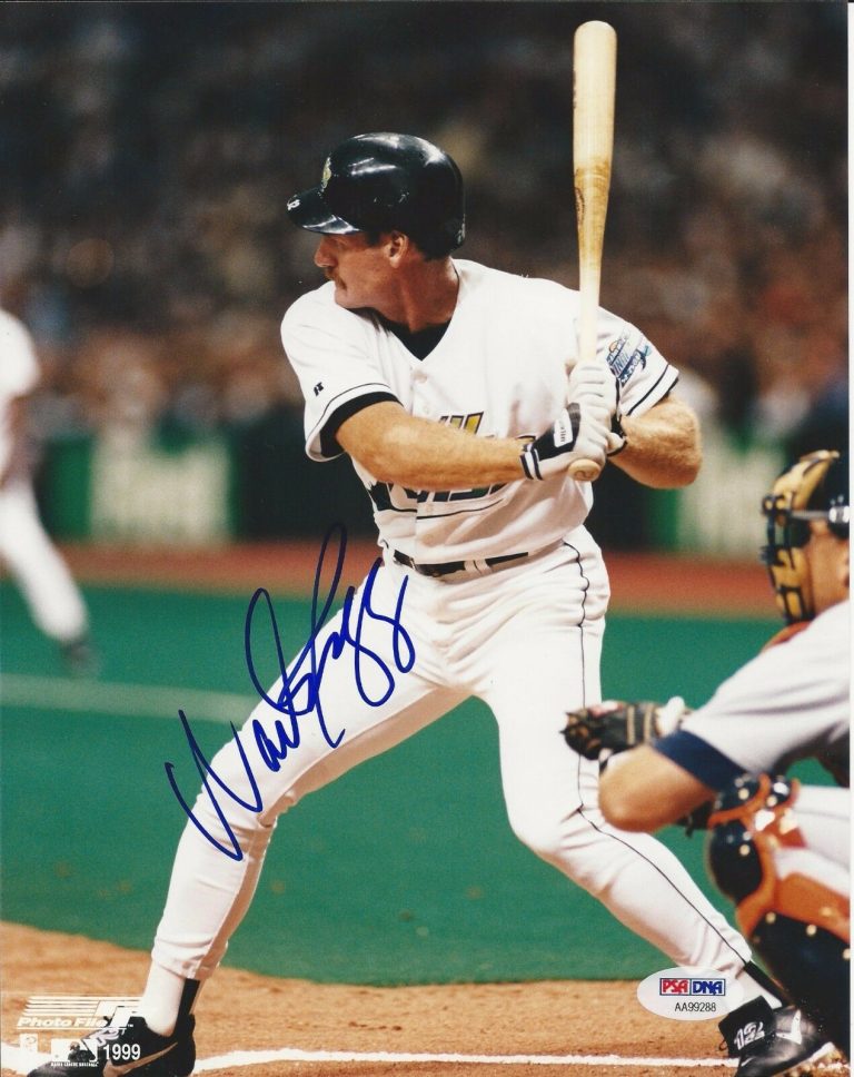 WADE BOGGS (Tampa Bay Devil Rays) Signed 8x10 PHOTO with PSA COA ...