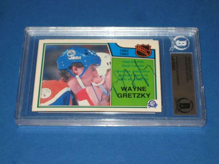 WAYNE GRETZKY SIGNED 1983-84 O-PEE-CHEE CARD #215 BECKETT AUTHENTICATED COLLECTIBLE MEMORABILIA
