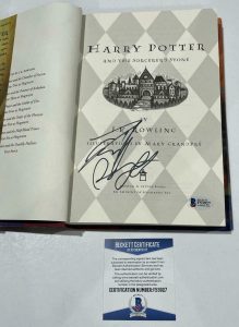 DANIEL RADCLIFFE SIGNED HARRY POTTER AND THE SORCERER’S STONE BOOK BECKETT 32 COLLECTIBLE MEMORABILIA