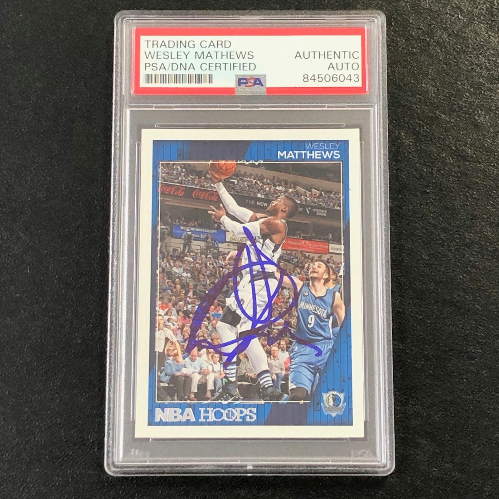 2016-17 NBA Hoops #211 Wesley Matthews Signed Card AUTO PSA Slabbed Mavericks