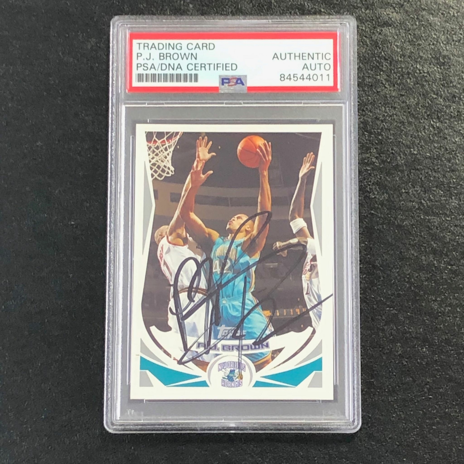 2004 TOPPS BASKETBALL #143 PJ BROWN SIGNED AUTO PSA SLABBED HORNETS COLLECTIBLE MEMORABILIA