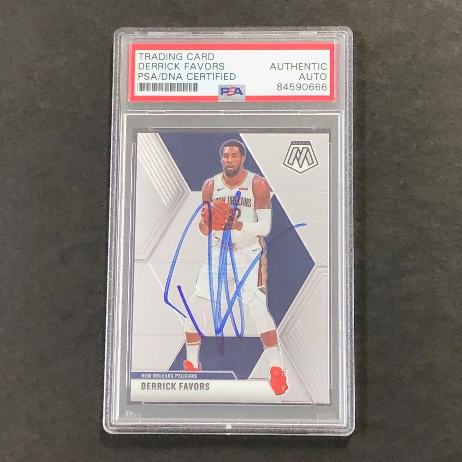 2019-20 Panini Mosaic #186 Derrick Favors Signed Card AUTO PSA Slabbed Pelicans
