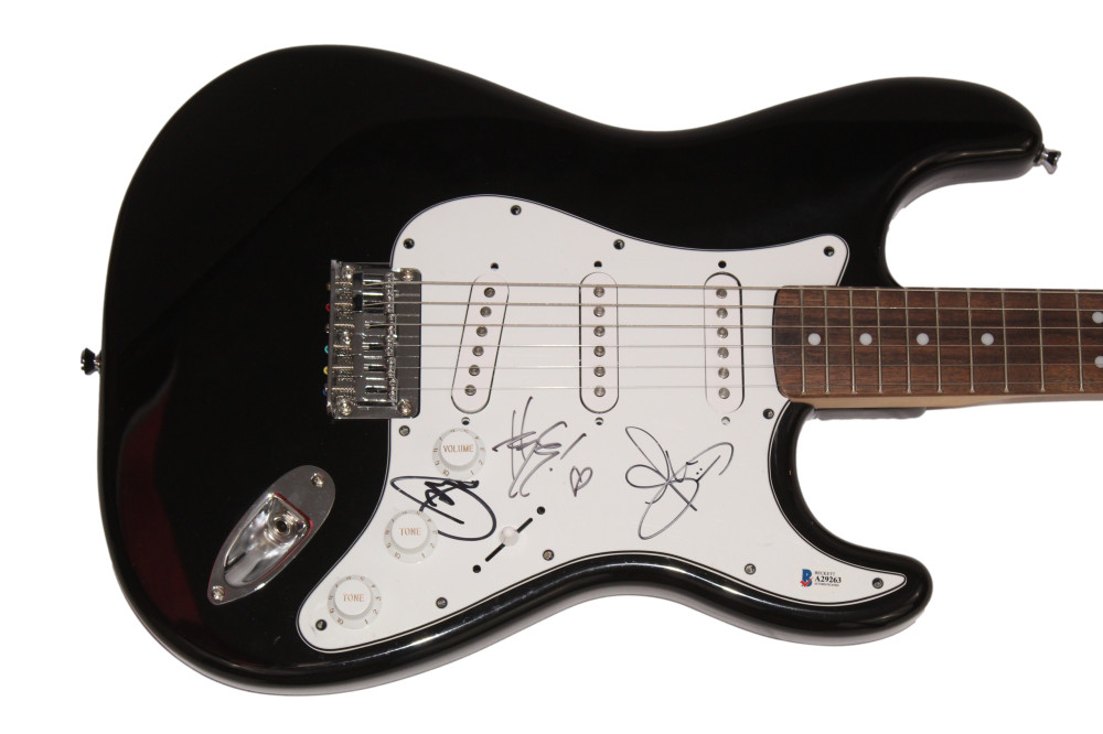 PARAMORE BAND (X3) SIGNED AUTOGRAPH BLACK FENDER GUITAR HAYLEY WILLIAMS ...