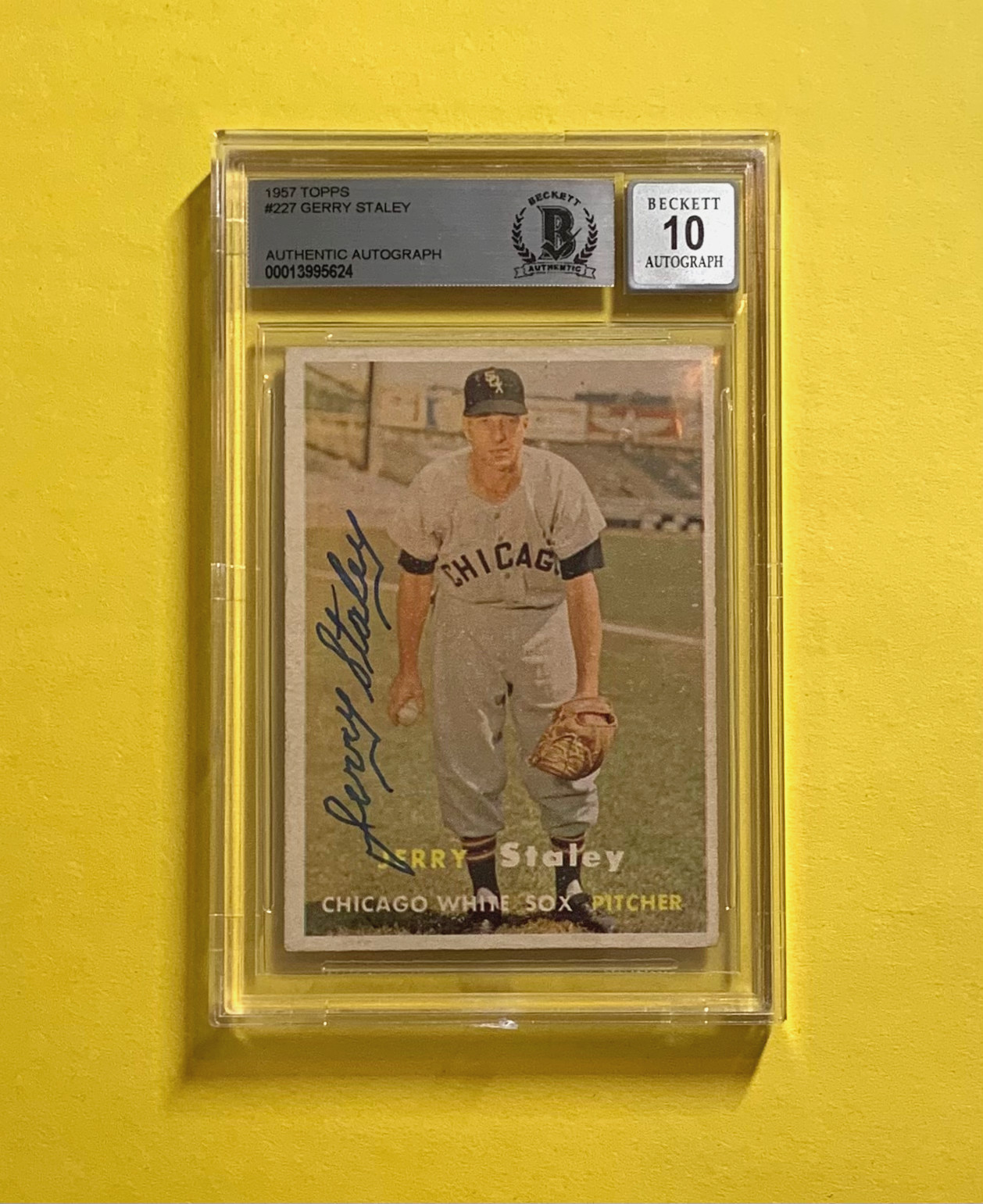 1957 TOPPS JERRY STALEY #227 SIGNED CARD BECKETT AUTH. AUTO 10 WHITE SOX COLLECTIBLE MEMORABILIA