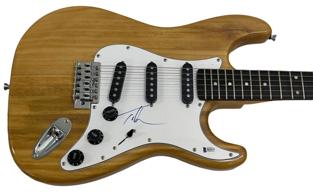 TIM MCGRAW SIGNED FULL SIZE ELETRIC GUITAR AUTHENTIC AUTOGRAPH BECKETT COA