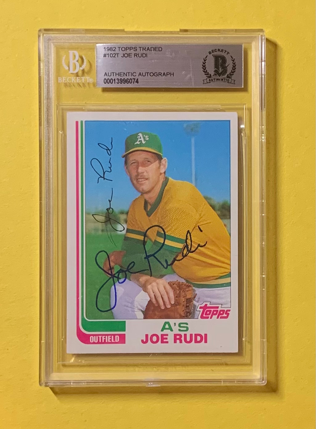 1982 TOPPS TRADED JOE RUDI #102T AUTHENTIC AUTO BECKETT CERTIFIED ATHLETICS