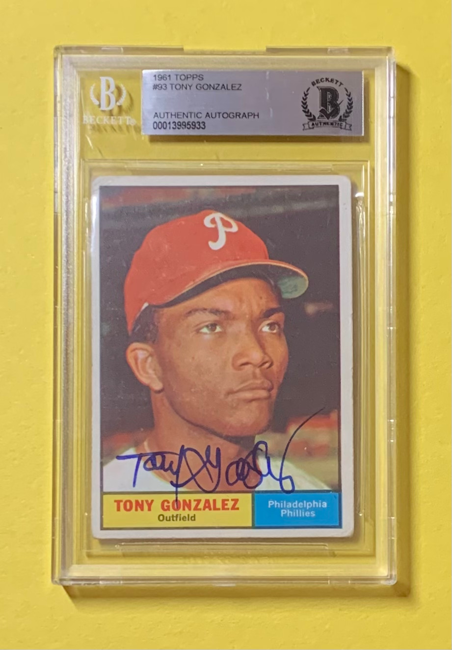 1961 TOPPS TONY GONZALEZ #93 AUTHENTIC AUTO BECKETT CERTIFIED PHILLIES COLLECTIBLE MEMORABILIA