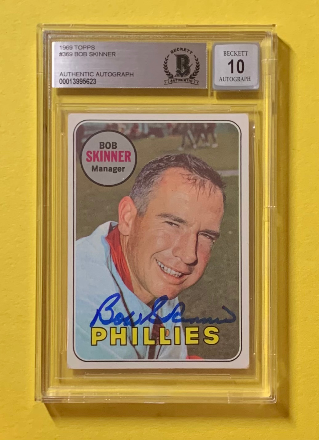 1969 TOPPS BOB SKINNER #369 AUTHENTIC AUTO BECKETT CERTIFIED 10 PHILLIES