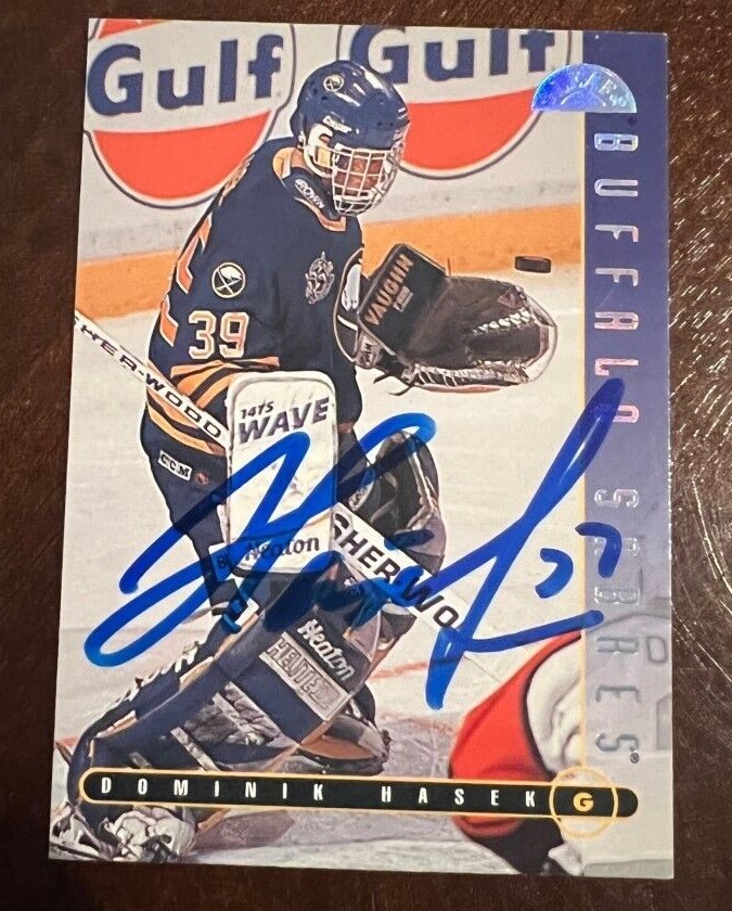 Dominik Hasek signed autographed 1995-1996 Leaf Hockey Card Buffalo Sabres