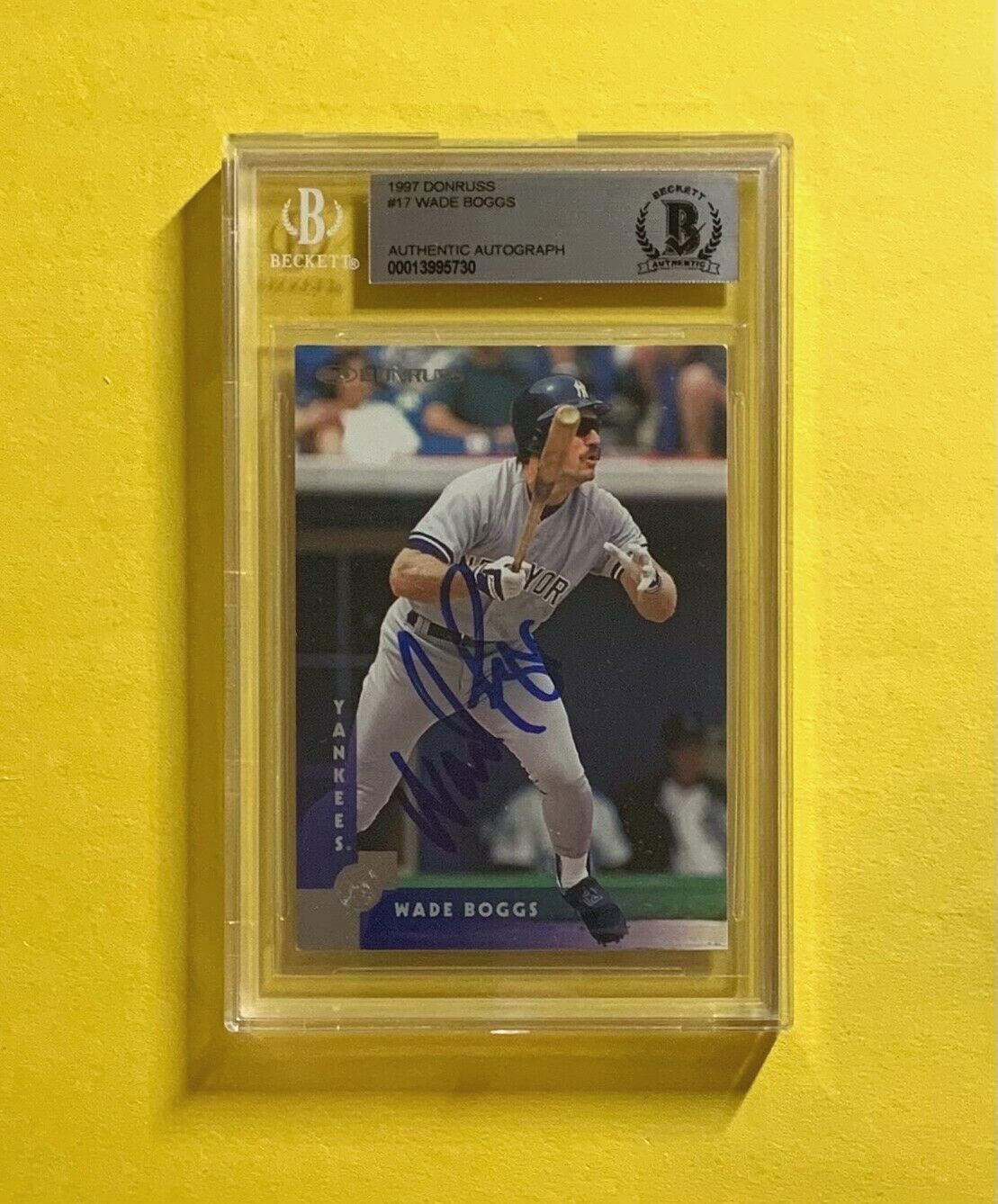 1997 DONRUSS WADE BOGGS #17 AUTHENTIC AUTO BECKETT CERTIFIED YANKEES HOF