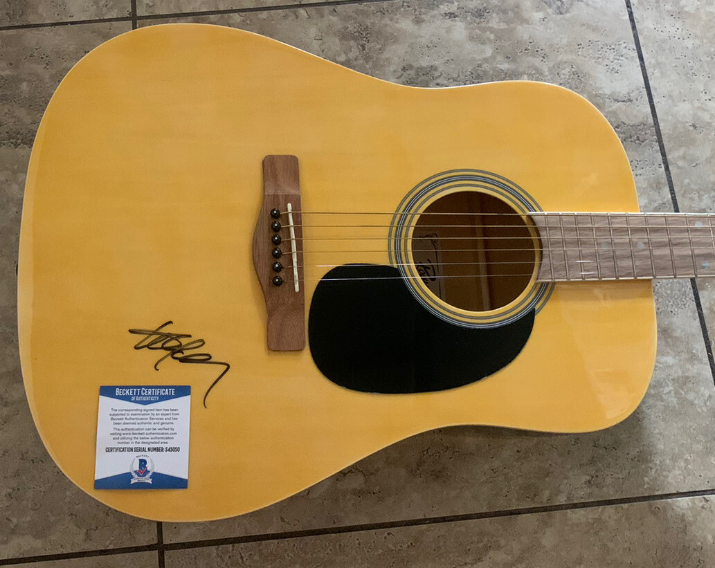 WILLIE NELSON BODY SIGNED AUTOGRAPHED ACOUSTIC GUITAR BAS CERTIFIED COLLECTIBLE MEMORABILIA