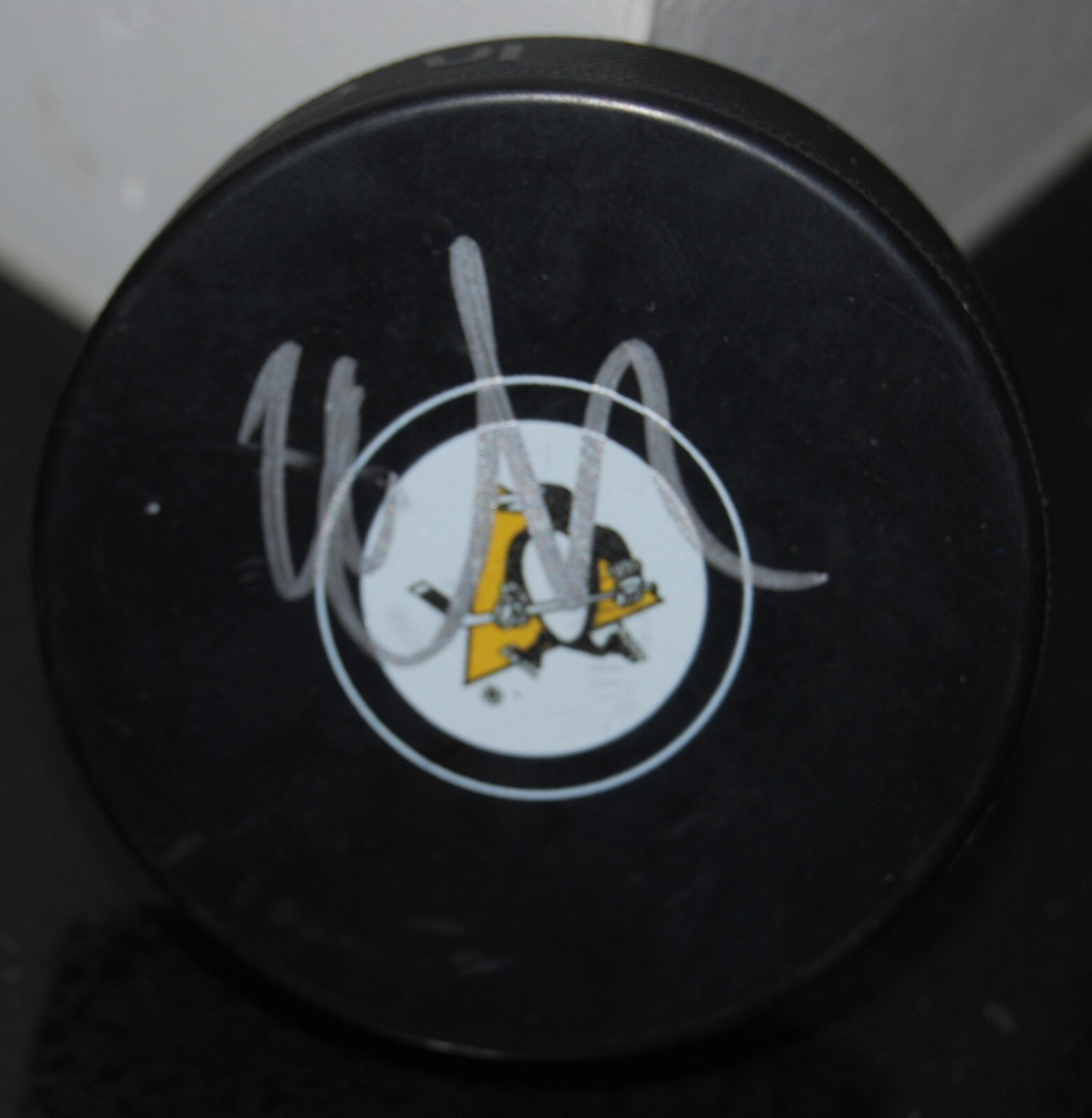 ULF SAMUELSSON signed (PITTSBURGH PENGUINS) Hockey puck BECKETT BAS BD65585
