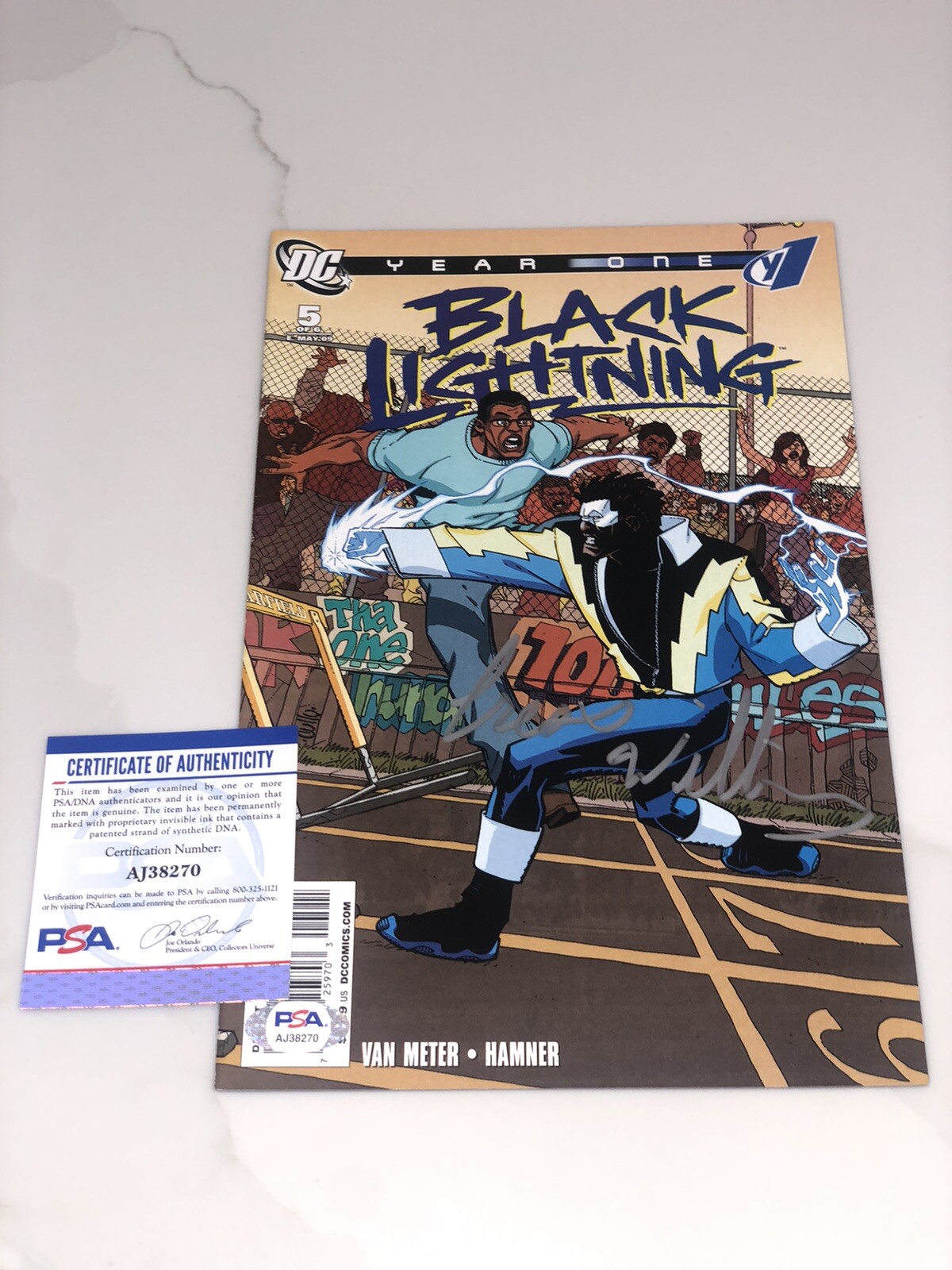 CRESS WILLIAMS HAND SIGNED BLACK LIGHTNING COMIC BOOK PSA DNA CERT