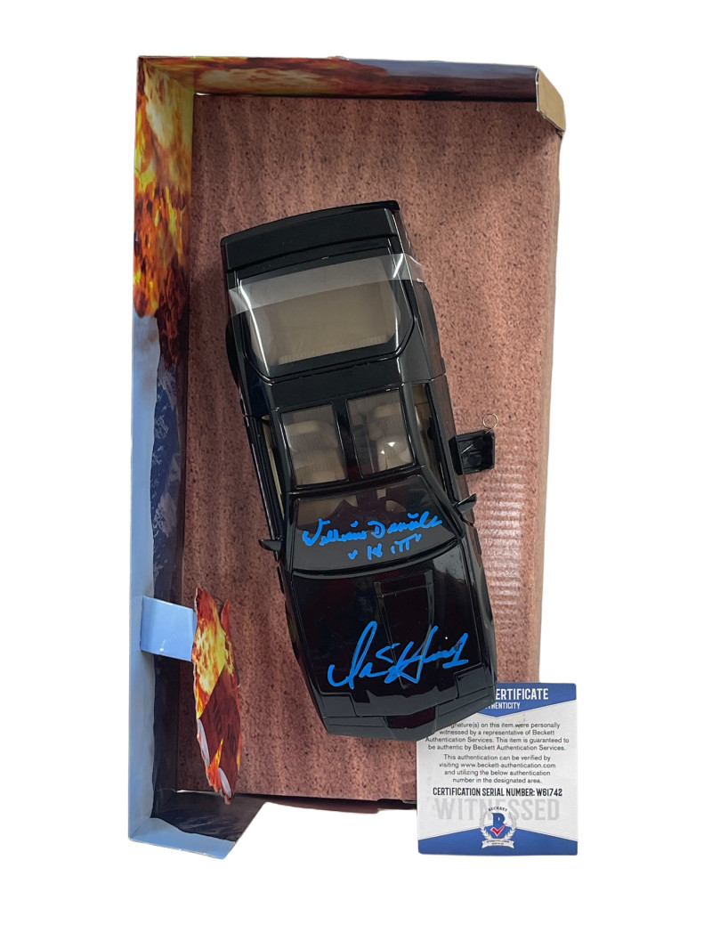 DAVID HASSELHOFF WILLIAM DANIELS SIGNED KNIGHT RIDER DIECAST 1:24 CAR BECKETT 7