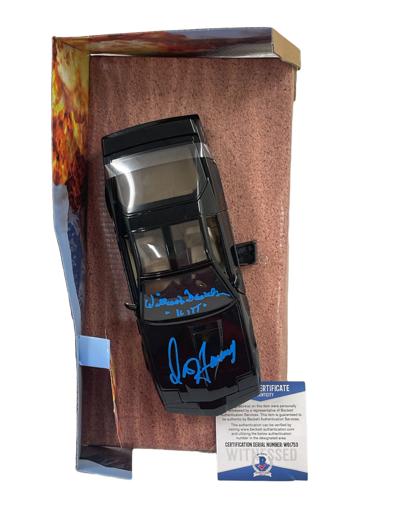 DAVID HASSELHOFF WILLIAM DANIELS SIGNED KNIGHT RIDER DIECAST 1:24 CAR BECKETT 8