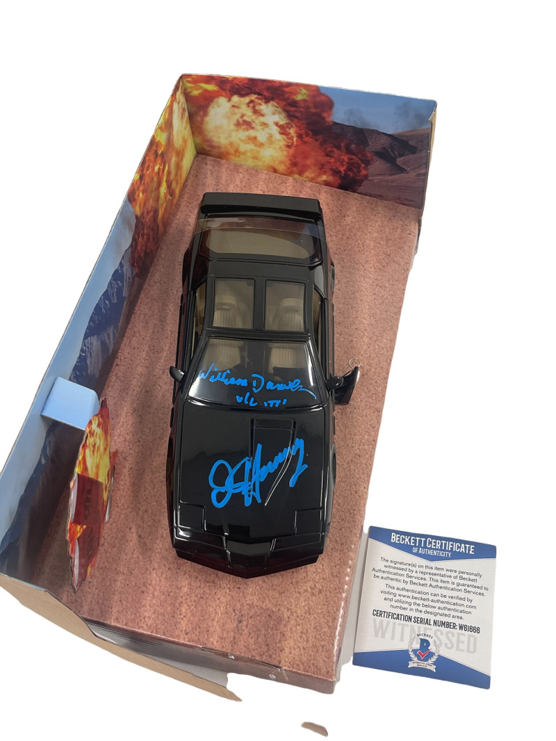 DAVID HASSELHOFF WILLIAM DANIELS SIGNED KNIGHT RIDER DIECAST 1:24 CAR BECKETT 11