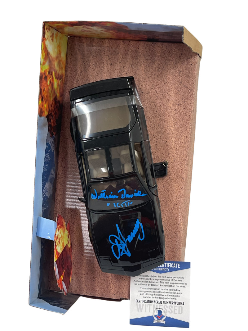 DAVID HASSELHOFF WILLIAM DANIELS SIGNED KNIGHT RIDER DIECAST 1:24 CAR BECKETT 12