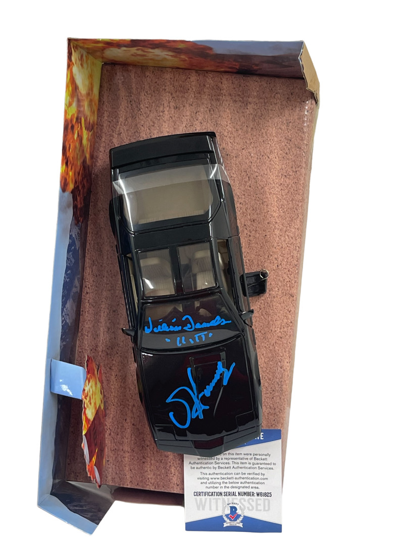 DAVID HASSELHOFF WILLIAM DANIELS SIGNED KNIGHT RIDER DIECAST 1:24 CAR BECKETT 16