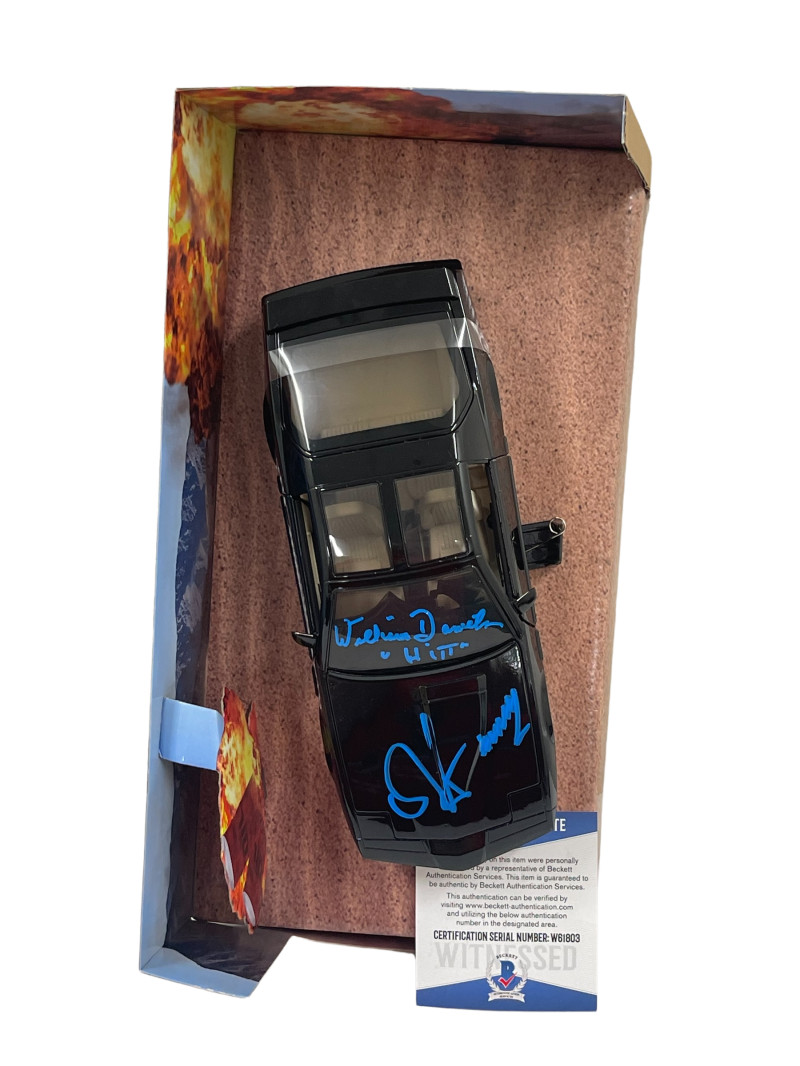 DAVID HASSELHOFF WILLIAM DANIELS SIGNED KNIGHT RIDER DIECAST 1:24 CAR BECKETT 22