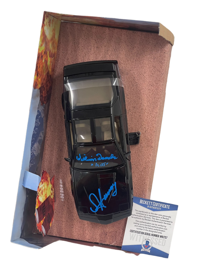 DAVID HASSELHOFF WILLIAM DANIELS SIGNED KNIGHT RIDER DIECAST 1:24 CAR BECKETT 25
