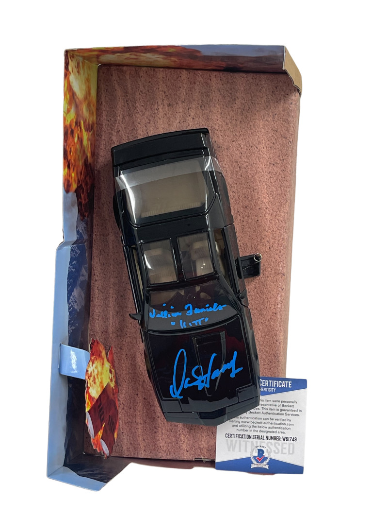 DAVID HASSELHOFF WILLIAM DANIELS SIGNED KNIGHT RIDER DIECAST 1:24 CAR BECKETT 26