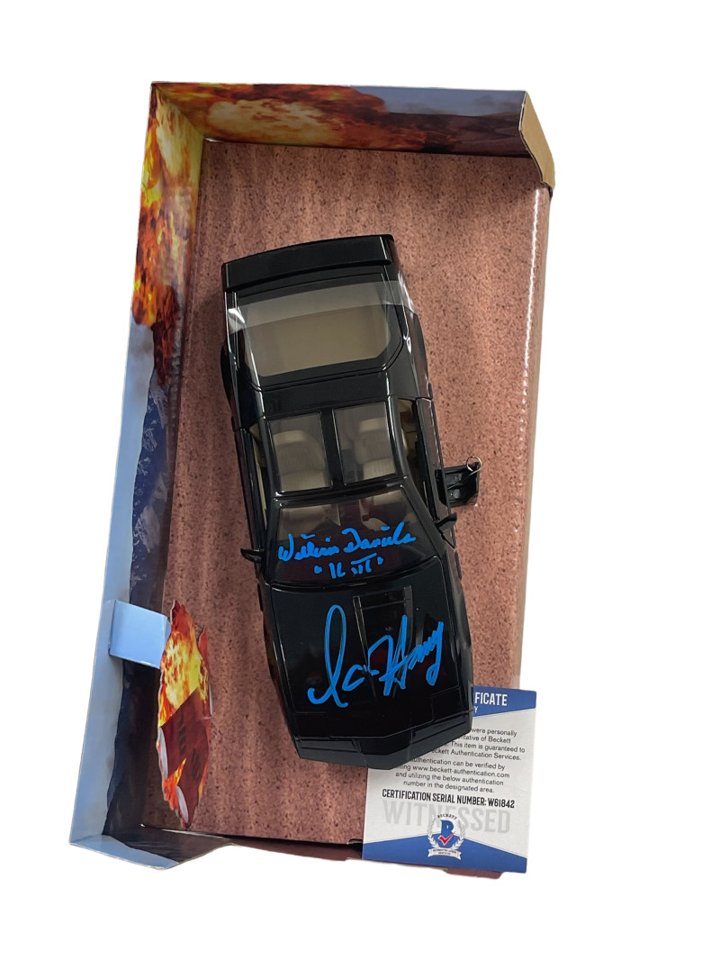 DAVID HASSELHOFF WILLIAM DANIELS SIGNED KNIGHT RIDER DIECAST 1:24 CAR BECKETT 30