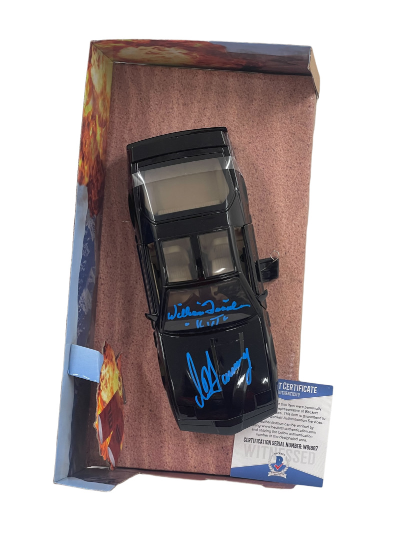 DAVID HASSELHOFF WILLIAM DANIELS SIGNED KNIGHT RIDER DIECAST 1:24 CAR BECKETT 33