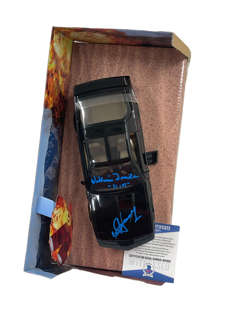 DAVID HASSELHOFF WILLIAM DANIELS SIGNED KNIGHT RIDER DIECAST 1:24 CAR BECKETT 34