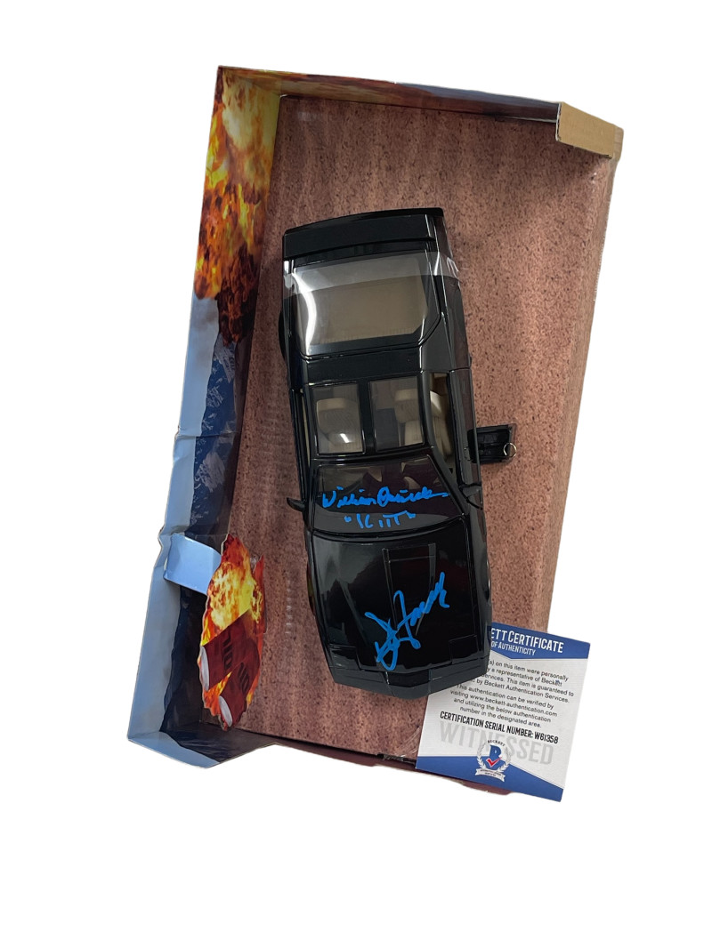 DAVID HASSELHOFF WILLIAM DANIELS SIGNED KNIGHT RIDER DIECAST 1:24 CAR BECKETT 36
