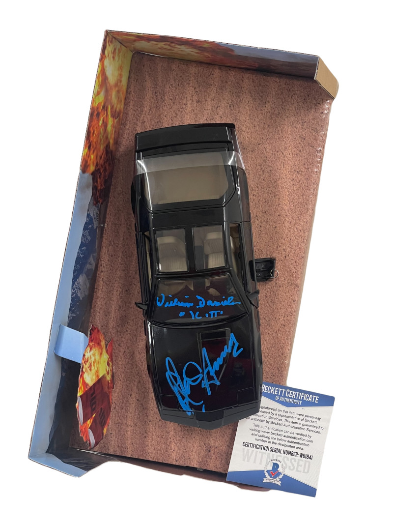 DAVID HASSELHOFF WILLIAM DANIELS SIGNED KNIGHT RIDER DIECAST 1:24 CAR BECKETT 37