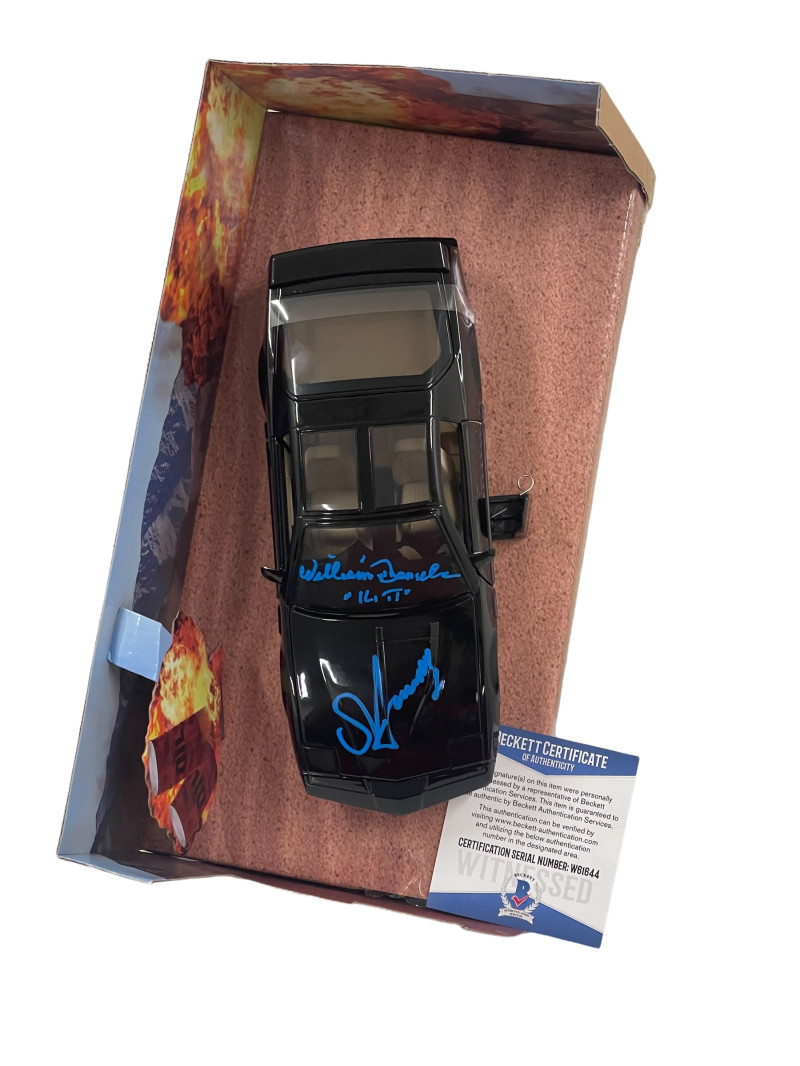 DAVID HASSELHOFF WILLIAM DANIELS SIGNED KNIGHT RIDER DIECAST 1:24 CAR BECKETT 39