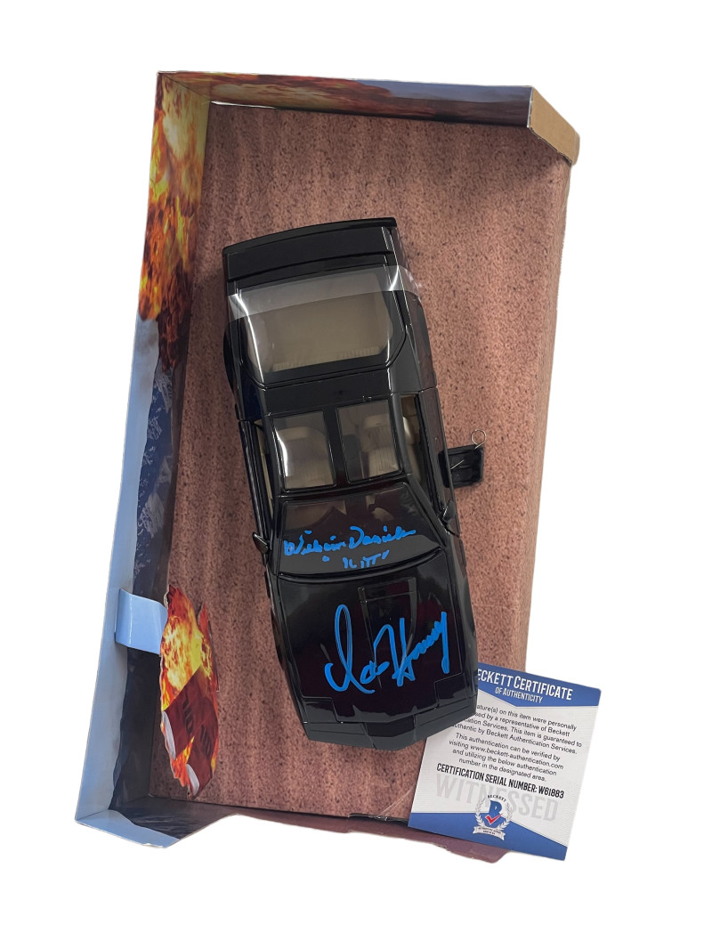 DAVID HASSELHOFF WILLIAM DANIELS SIGNED KNIGHT RIDER DIECAST 1:24 CAR BECKETT 47