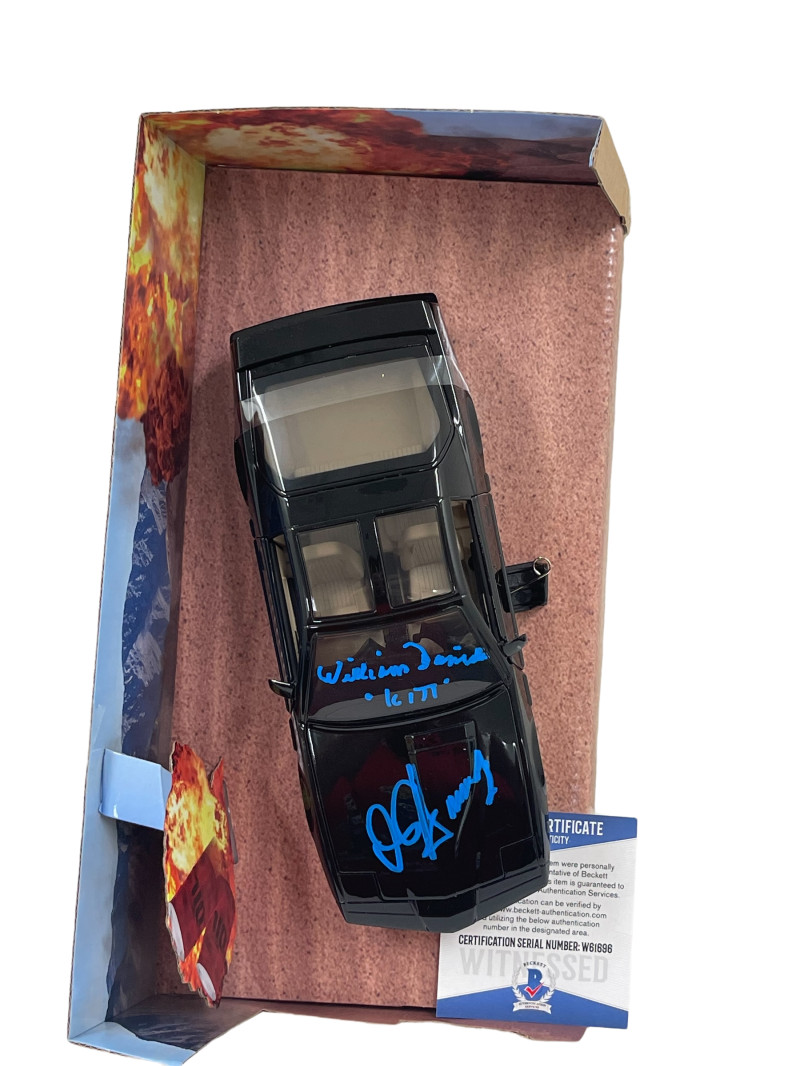 DAVID HASSELHOFF WILLIAM DANIELS SIGNED KNIGHT RIDER DIECAST 1:24 CAR BECKETT 3