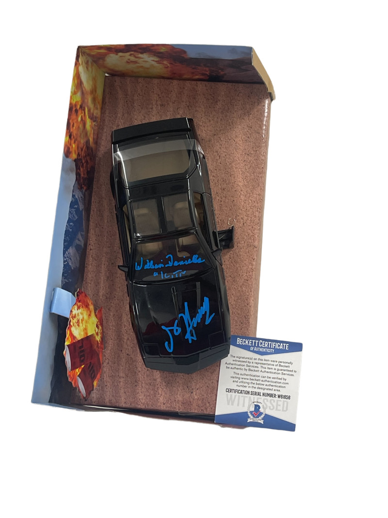 DAVID HASSELHOFF WILLIAM DANIELS SIGNED KNIGHT RIDER DIECAST 1:24 CAR BECKETT 15