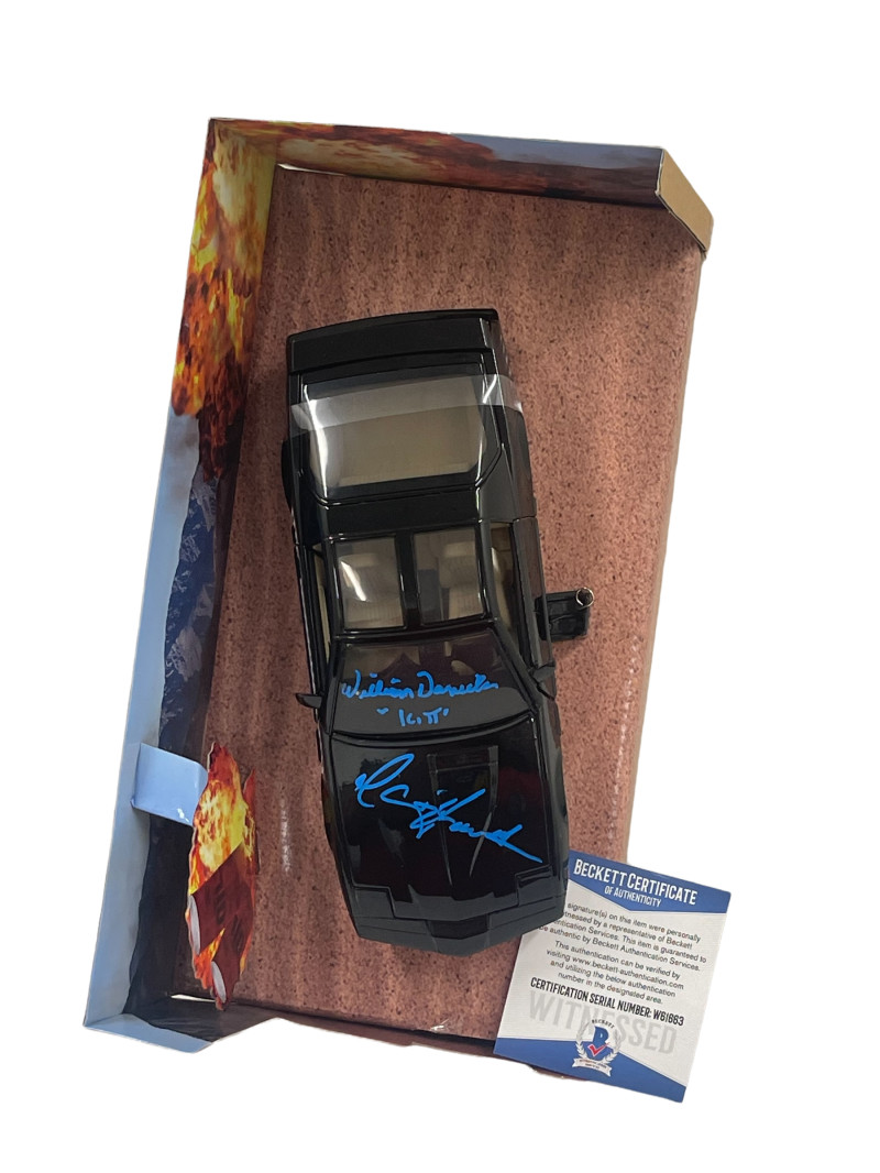 DAVID HASSELHOFF WILLIAM DANIELS SIGNED KNIGHT RIDER DIECAST 1:24 CAR BECKETT 23