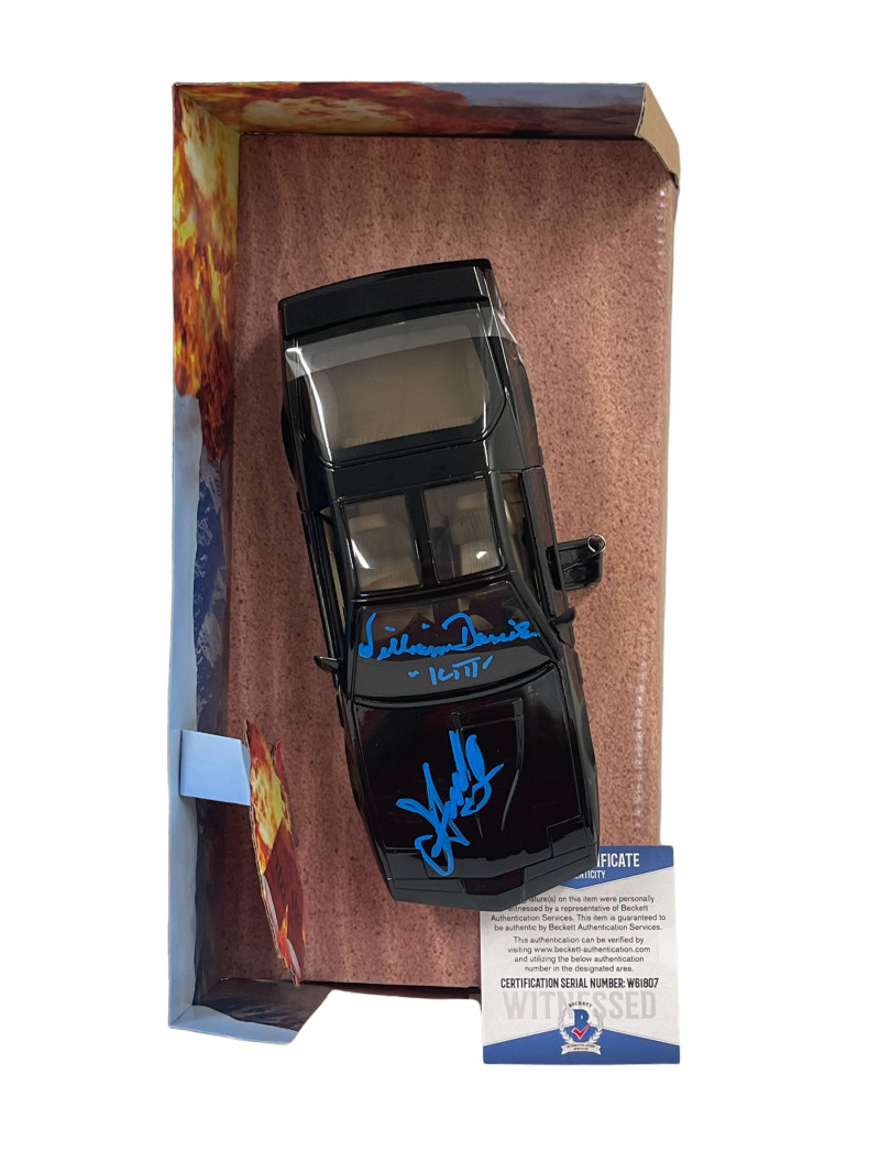 DAVID HASSELHOFF WILLIAM DANIELS SIGNED KNIGHT RIDER DIECAST 1:24 CAR BECKETT 38